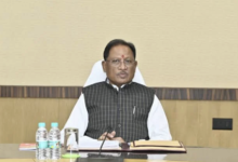 नेपाल में फंसे छत्तीसगढ़वासियों की मदद के लिए हेल्पलाइन जारी, सुरक्षित वापसी में जुटी सरकार CM विष्णु देव साय के निर्देश पर राहत और समन्वय के लिए हेल्पलाइन नंबर जारी रायपुर, 26 अगस्त 2026। नेपाल में बाढ़ और भूस्खलन के चलते फंसे छत्तीसगढ़ के नागरिकों की मदद के लिए राज्य सरकार ने हेल्पलाइन नंबर जारी किए हैं। मुख्यमंत्री विष्णु देव साय के निर्देश पर सरकार प्रभावित नागरिकों की जानकारी जुटाने और उनकी सुरक्षित वापसी के लिए आवश्यक समन्वय कर रही है। नेपाल में फंसे छत्तीसगढ़वासी या उनके परिजन आपदा प्रबंधन हेल्पलाइन 1070 पर संपर्क कर सकते हैं। इसके अलावा सहायता और जरूरी जानकारी के लिए +91-771-2223471 नंबर पर भी संपर्क किया जा सकता है। मुख्यमंत्री विष्णु देव साय ने कहा कि संकट की इस घड़ी में राज्य सरकार अपने प्रत्येक नागरिक के साथ खड़ी है। नेपाल में फंसे लोगों की सुरक्षित वापसी और उन्हें आवश्यक सहायता उपलब्ध कराने के लिए संबंधित स्तर पर लगातार प्रयास किए जा रहे हैं। राज्य सरकार ने नागरिकों और उनके परिजनों से अपील की है कि नेपाल में फंसे किसी व्यक्ति की जानकारी होने पर हेल्पलाइन नंबरों के माध्यम से तत्काल संपर्क करें, ताकि आवश्यक सहायता और समन्वय सुनिश्चित किया जा सके।