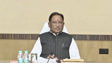 नेपाल में फंसे छत्तीसगढ़वासियों की मदद के लिए हेल्पलाइन जारी, सुरक्षित वापसी में जुटी सरकार CM विष्णु देव साय के निर्देश पर राहत और समन्वय के लिए हेल्पलाइन नंबर जारी रायपुर, 26 अगस्त 2026। नेपाल में बाढ़ और भूस्खलन के चलते फंसे छत्तीसगढ़ के नागरिकों की मदद के लिए राज्य सरकार ने हेल्पलाइन नंबर जारी किए हैं। मुख्यमंत्री विष्णु देव साय के निर्देश पर सरकार प्रभावित नागरिकों की जानकारी जुटाने और उनकी सुरक्षित वापसी के लिए आवश्यक समन्वय कर रही है। नेपाल में फंसे छत्तीसगढ़वासी या उनके परिजन आपदा प्रबंधन हेल्पलाइन 1070 पर संपर्क कर सकते हैं। इसके अलावा सहायता और जरूरी जानकारी के लिए +91-771-2223471 नंबर पर भी संपर्क किया जा सकता है। मुख्यमंत्री विष्णु देव साय ने कहा कि संकट की इस घड़ी में राज्य सरकार अपने प्रत्येक नागरिक के साथ खड़ी है। नेपाल में फंसे लोगों की सुरक्षित वापसी और उन्हें आवश्यक सहायता उपलब्ध कराने के लिए संबंधित स्तर पर लगातार प्रयास किए जा रहे हैं। राज्य सरकार ने नागरिकों और उनके परिजनों से अपील की है कि नेपाल में फंसे किसी व्यक्ति की जानकारी होने पर हेल्पलाइन नंबरों के माध्यम से तत्काल संपर्क करें, ताकि आवश्यक सहायता और समन्वय सुनिश्चित किया जा सके।