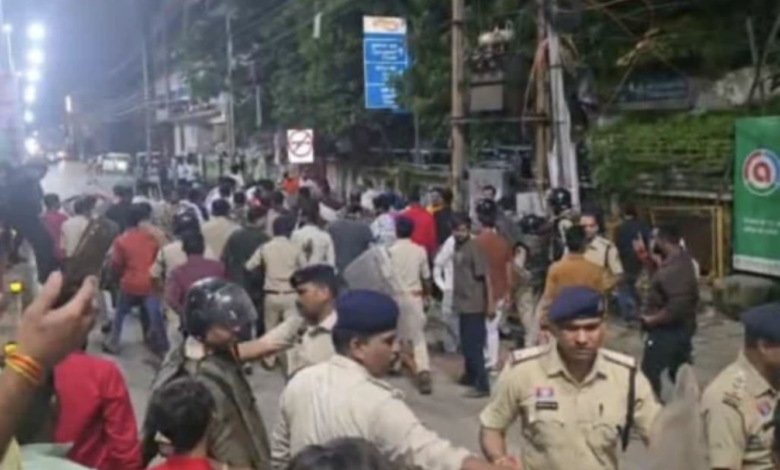 गाय पर कथित आपत्तिजनक टिप्पणी को लेकर बिलासपुर में हंगामा, थाना परिसर में पथराव सोशल मीडिया पोस्ट की शिकायत करने पहुंचे थे लोग, स्थिति संभालने अतिरिक्त पुलिस बल तैनात