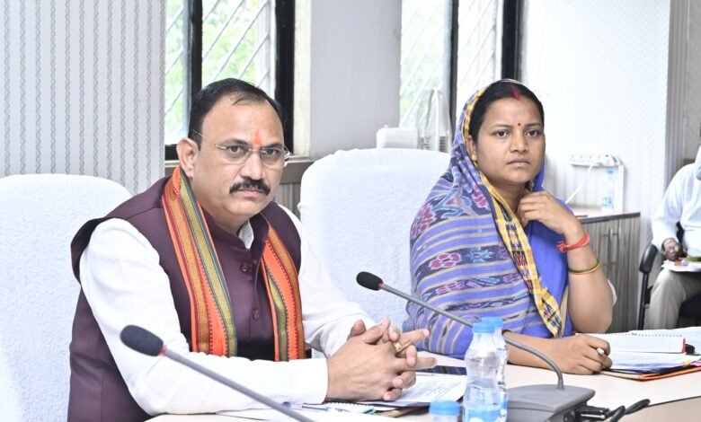 समाज कल्याण मंत्री श्रीमती लक्ष्मी राजवाड़े और स्वास्थ्य मंत्री श्री श्याम बिहारी जायसवाल